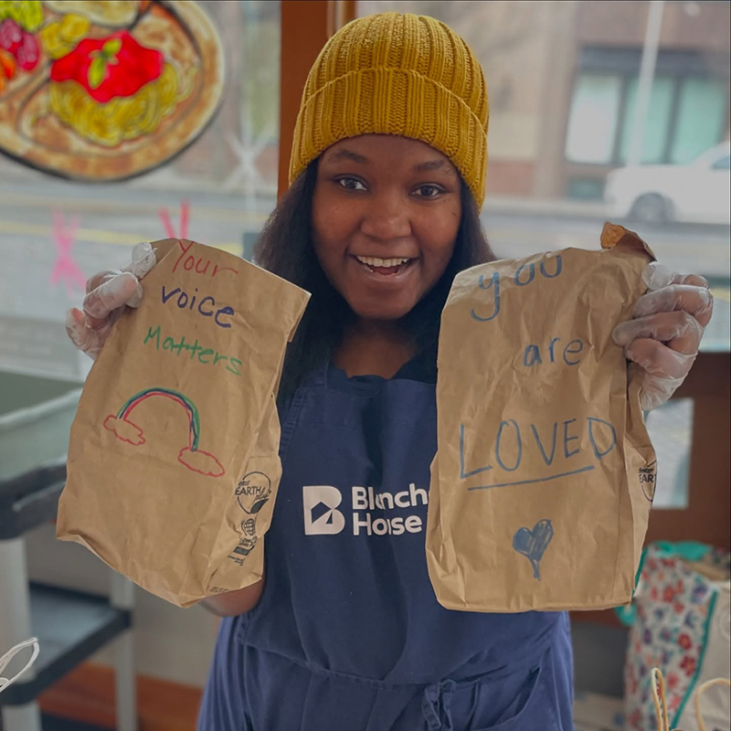 Sack%20Lunches%20volunteer.jpg